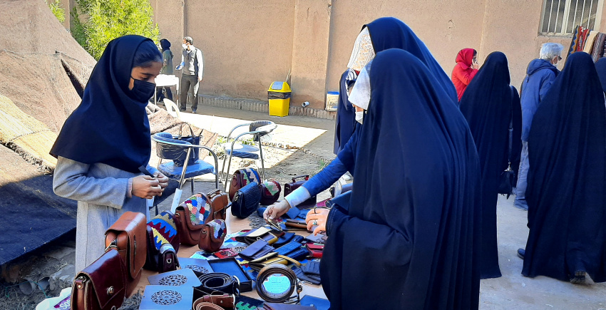 میز فروش صنایع دستی توسط کانون مهارت های زندگی و آسیب های اجتماعی برگزار شد.