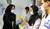 اهدای گل به قهرمانان صف مقدم مبارزه با کرونا در بیمارستان ولیعصر