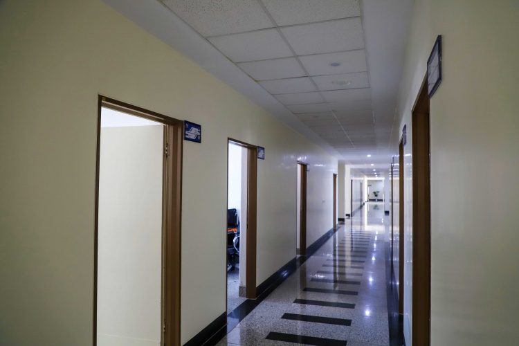 در راستای تکریم ارباب رجوع تغییر تابلوهای سردرب اتاق‌های سازمان مرکزی دانشگاه انجام پذیرفت