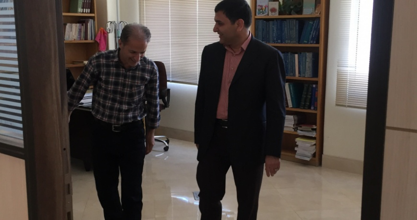 رئیس دانشگاه از کتابخانه مرکزی و مرکز اطلاع رسانی بازدید کرد