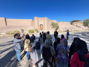 بازدید علمی دانشجویان گروه باستان شناسی از اماکن تاریخی کرمان-آبان ۱۴۰۲