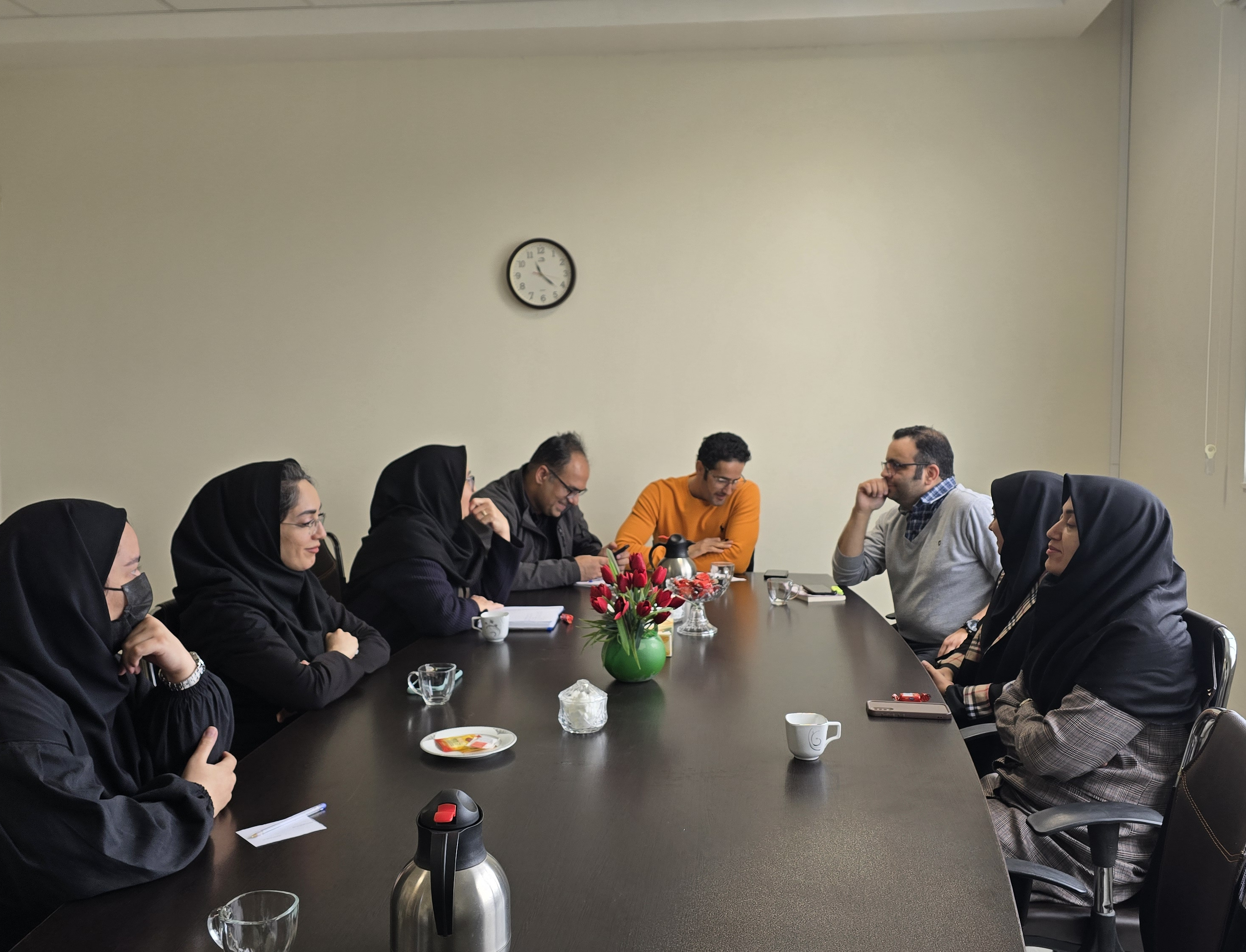 پشت پرده یک موفقیت: در پی کسب نشان نقره ای ارزیابی عملکرد، جلسه رئیس مرکز مشاوره و سبک زندگی با کارشناسان مرکز برگزار شد