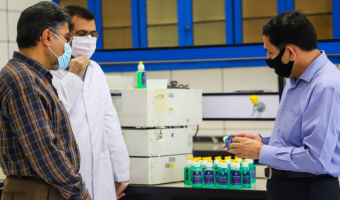 بازدید رئیس دانشگاه ومعاون پژوهش، فناوری و نوآوری از مراحل تولید ژل ضدعفونی