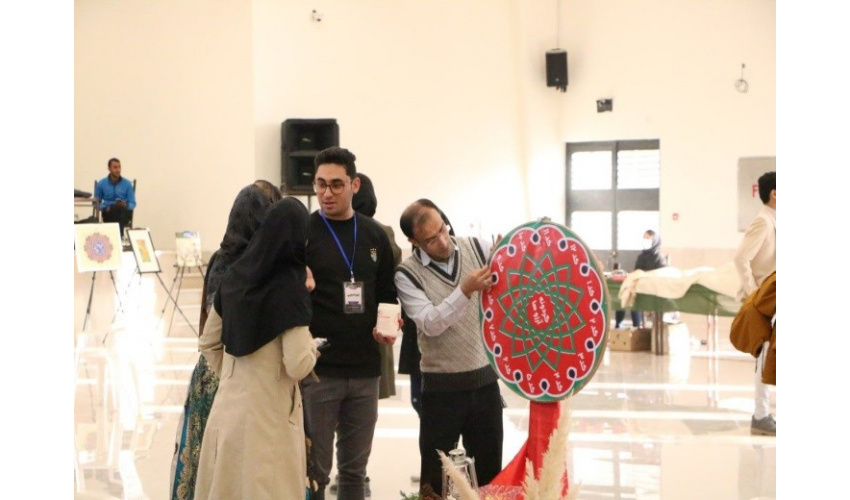 برپایی گردونه آرزوها در جشنواره رویش یلدایی۲ توسط کانون هنرهای تجسمی با همکاری کانون کتاب