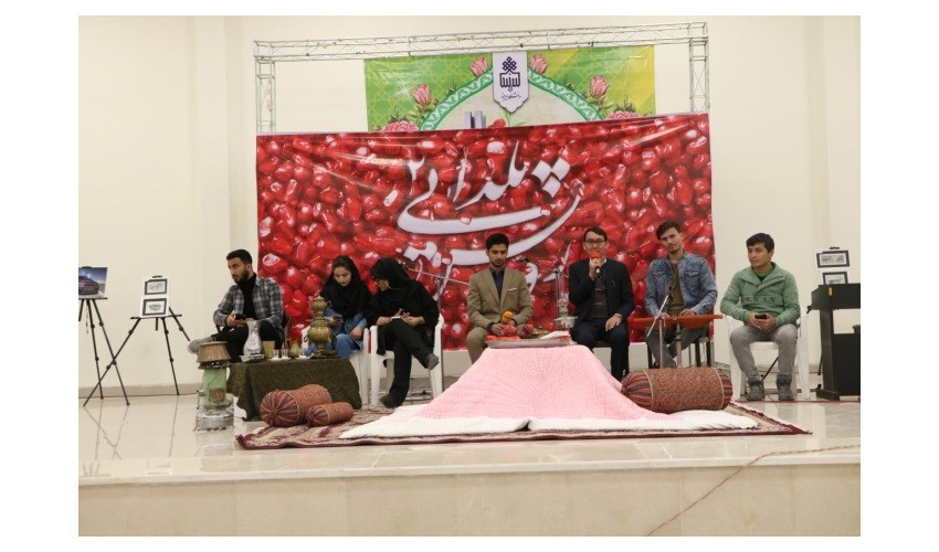 تزئین و چیدمان دکور سن در جشنواره رویش یلدایی۲ توسط کانون هنرهای تجسمی با همکاری کانون گردشگری