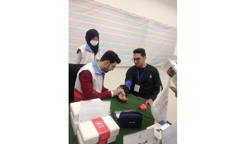 برگزاری میز فشارخون توسط کانون هلال احمر