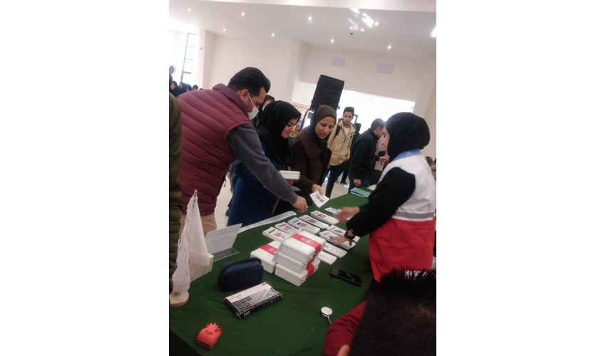 توزیع بروشورهای آموزشی توسط کانون هلال احمر