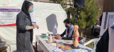 ثبت نام کارت اهدای عضو توسط کانون هلال احمر در هفتمین جشنواره درون دانشگاه رویش؛
