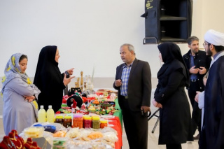 برگزاری میز فروش صنایع دستی و محصولات یلدایی در جشنواره رویش یلدایی۲ توسط کانون هنرهای تجسمی