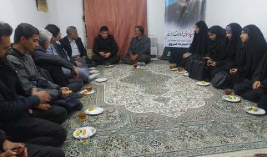 با حضور رئیس دانشگاه و معاون فرهنگی و اجتماعی، از خانواده شهید حمیدرضا خسروی تجلیل به‌عمل آمد