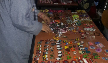 میز فروش صنایع دستی همراه با کارگاه آموزش گلدوزی برگزار شد.