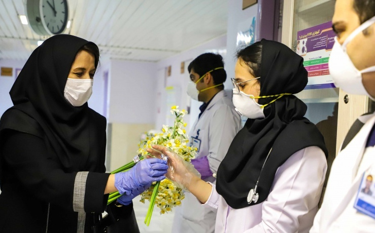 اهدای گل به قهرمانان صف مقدم مبارزه با کرونا در بیمارستان ولیعصر (۹۸/۱۲/۷)