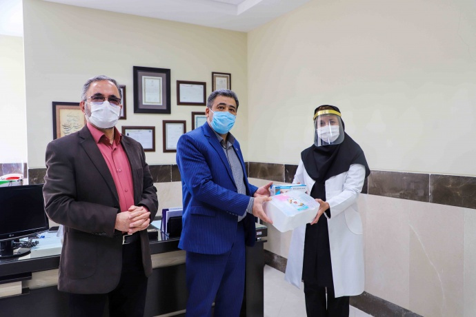 اهداء دوهزار عدد ماسک محافظتی سه‌لایه و ۵۰ عدد جعبه کمک‌های اولیه به اداره  بهداشت ودرمان (۱۳۹۹/۷/۹)