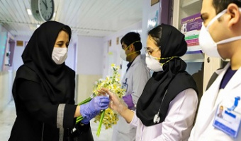 اهدای گل به قهرمانان صف مقدم مبارزه با کرونا در بیمارستان ولیعصر