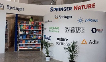 خریداری و اهدای کتب لاتین از سی و ششمین  نمایشگاه بین المللی کتاب تهران