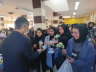 گزارش تصویری استقبال از دانشجویان با شاخه های گل نرگس در روز چهارشنبه ۱۶ آذر ماه، به مناسبت روز دانشجو