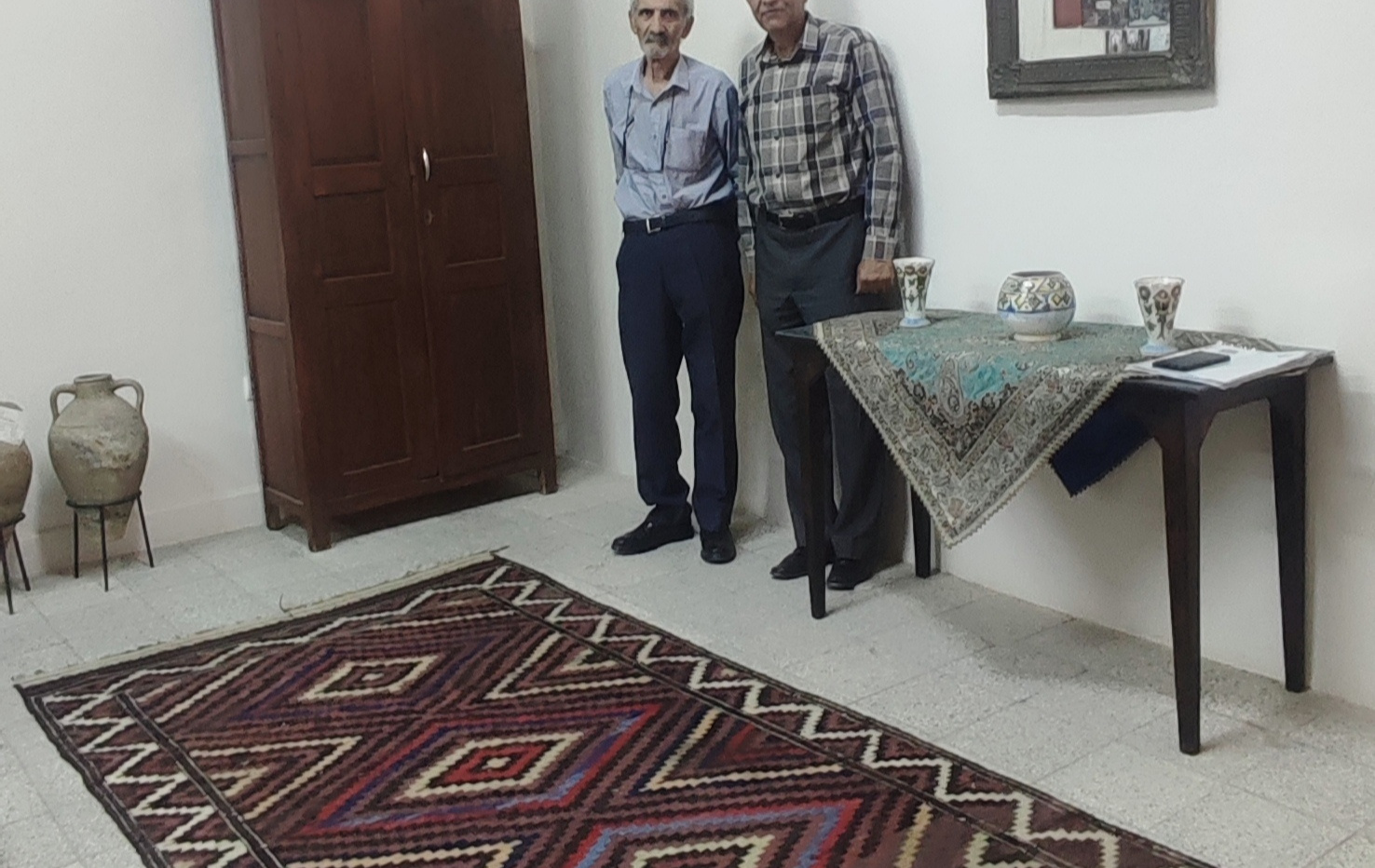 همزمان با سالروز تاسیس دانشگاه بیرجند: اهدای قاب ماندگار کادر معلمین دبستان شوکتیه و قالیچه ۷۵ ساله