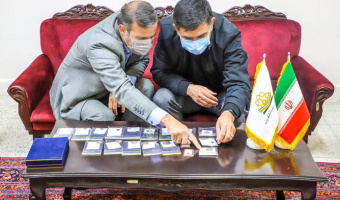 اهدا سکه های تاریخی به موزه دانشگاه بیرجند