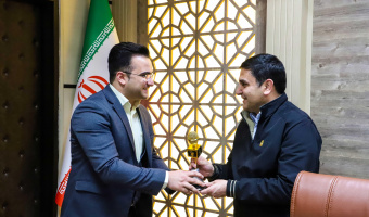 اهدای میکروفن طلایی به موزه دانشگاه بیرجند