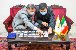 اهدا سکه های تاریخی به موزه دانشگاه بیرجند