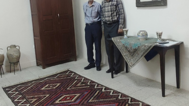 همزمان با سالروز تاسیس دانشگاه بیرجند: اهدای قاب ماندگار کادر معلمین دبستان شوکتیه و قالیچه ۷۵ ساله
