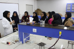 بازدید دانش آموزان دختر دبیرستان فرزانگان از آزمایشگاه های گروه زیست شناسی