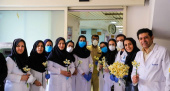 اهدای گل به قهرمانان صف مقدم مبارزه با کرونا در بیمارستان ولیعصر