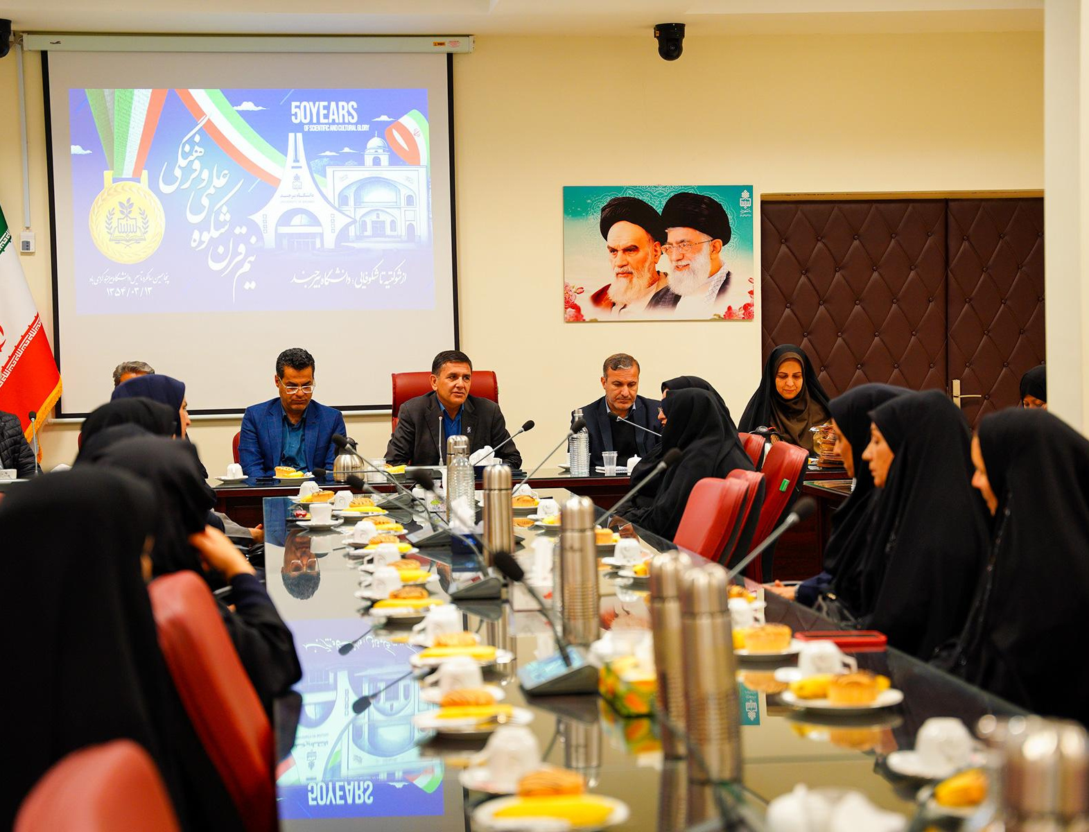 نشست سرپرست دانشگاه بیرجند با همکاران خانم حوزه خدمات