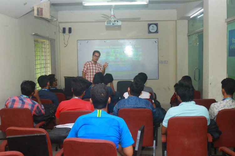 تدریس عضو هیأت علمی دانشگاه بیرجند در دانشگاه بین المللی داکای بنگلادش