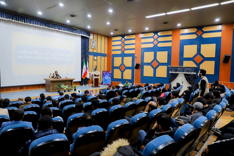 نشست گفتمانی دانشجویان دانشگاه‌های بیرجند با دکتر روح الله ایزدخواه