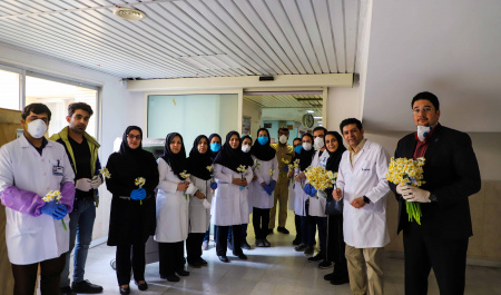 اهدای گل و خداقوت به پرسنل و بیماران بیمارستان ولیعصر بیرجند